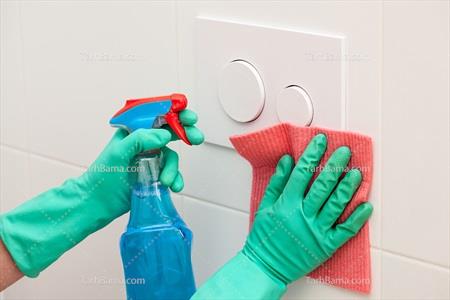 عکس با کیفیت شیشه پاک کن در دست